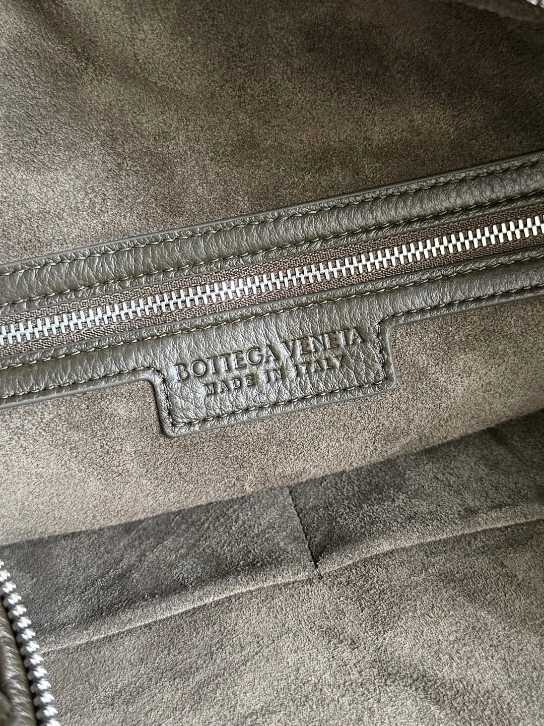 Batch 2800 BOTTEGA VENETA's new Traveler deerskin series is here! The travel season is coming soon, and I believe you must need a large-capacity and simple bag. This new Traveler is very in line with the current travel craze. The whole bag is designed with deerskin and is made of the highest quality leather. It feels tougher to the touch. The super large capacity is suitable for short trips. Traveling with friends and family does not require carrying heavy luggage. It is also very convenient for friends who often travel for work. You can carry two changes of clothes and a computer with you. It also comes with an adjustable shoulder strap to free your hands. Style number: 806974 Size: 44*33*9cm